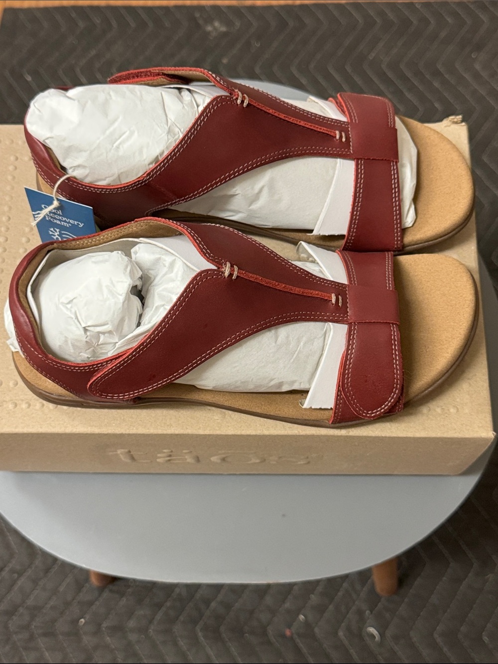 Taos Womens sandals (style) THE SHOW/ (color) CHERRY RED - Picture 4 of 12